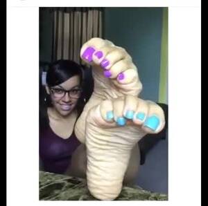 ebony feet cam - Cute ebony webcam girl has to show you her pretty feet and soles - Feet9