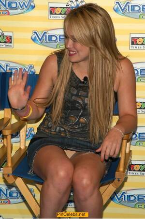 leaked hilary duff upskirt - Hilary Duff upskirt to panties paparazzi photo