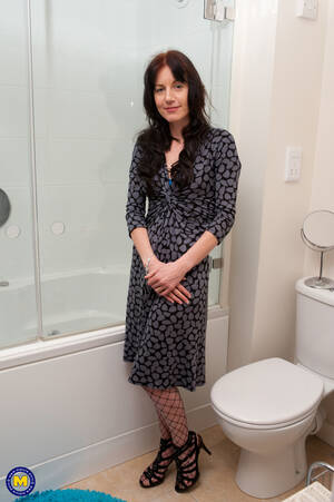 mature bathroom - Shy mom masturbates in bathroom - Mature.nl