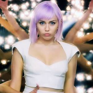 miley cyrus sex tape lesbian - Ashley O: how Miley Cyrus's Black Mirror alter ego became this year's big  gay icon | Pop and rock | The Guardian