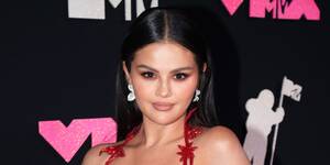 cum shot hentai selena gomez - Selena Gomez's Dating History - Selena Gomez's Ex Boyfriend List