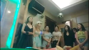 ktv - æ­Œå»³KTVæ·«äº‚å¤šPé™ªå”±å…¬ä¸»- XVIDEOS.COM