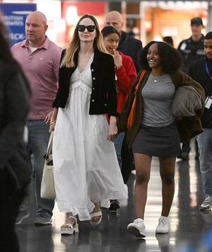 Angelina Jolie Hardcore Porn - Angelina Jolie e a filha Zahara desembarcam no Aeroporto Internacional JFK  em Nova York