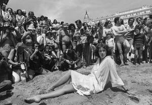 naked on beach voyeur mexico - Me preferÃ­an desnuda y calladaâ€: 'Emmanuelle', el hito erÃ³tico que incomoda  50 aÃ±os despuÃ©s | ICON | EL PAÃS