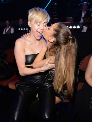 Ariana Grande Naked Lesbian - Pin on people: familiar faces