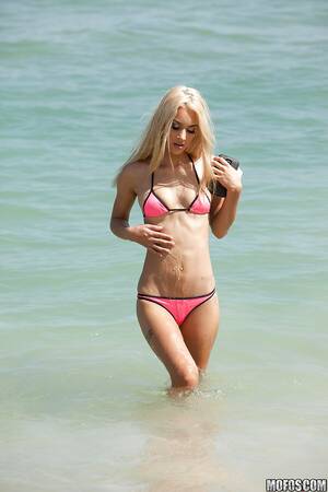 blonde beach thong voyeur - Beach voyeur spies wet blonde babe Uma Jolie and her phat ass in bikini -  Toutes les photos