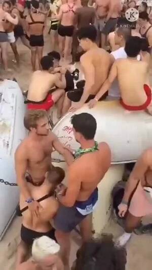 beach voyeur chicago - Guys playing at Chicago beach in Market Days - ThisVid.com