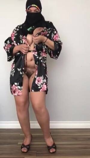 Arab Mother Sexy - Sexy Arab mom shows off some pretty intriguing solo scenes | AREA51.PORN