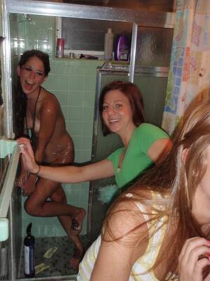 friend catches - Caught in the shower by her friends Foto Porno - EPORNER
