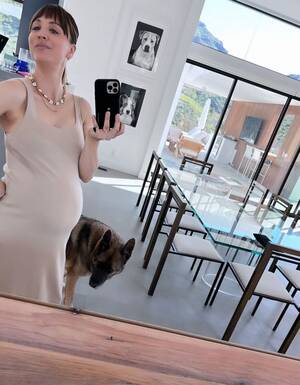 Kaley Cuoco Leaked Sex Tape - Kaley Cuoco gives fans a glimpse at pregnancy with new photo - Good Morning  America