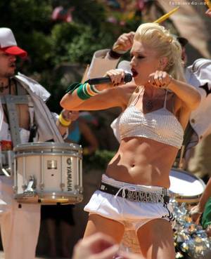 gwen stefani nude beach topless - Gwen Stefani sexy on stage.