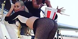 Iggy Azalea Big Butt Porn - Now Iggy Azelea Is Twerking With Fried Chicken On Her Booty :: Hip-Hop  Lately